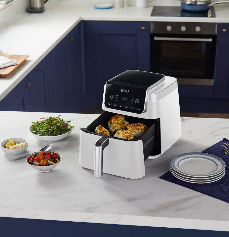 Airfryer Ninja AF180 Blanc ouverte sur plan de travail – Cozy-cook