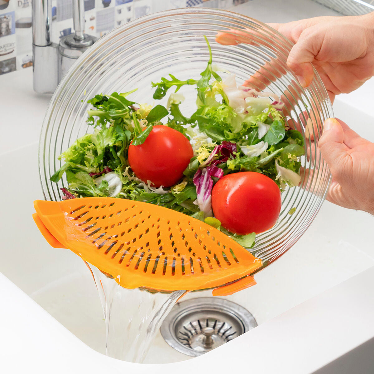 Égouttoir silicone pliable Pastrainer avec légumes