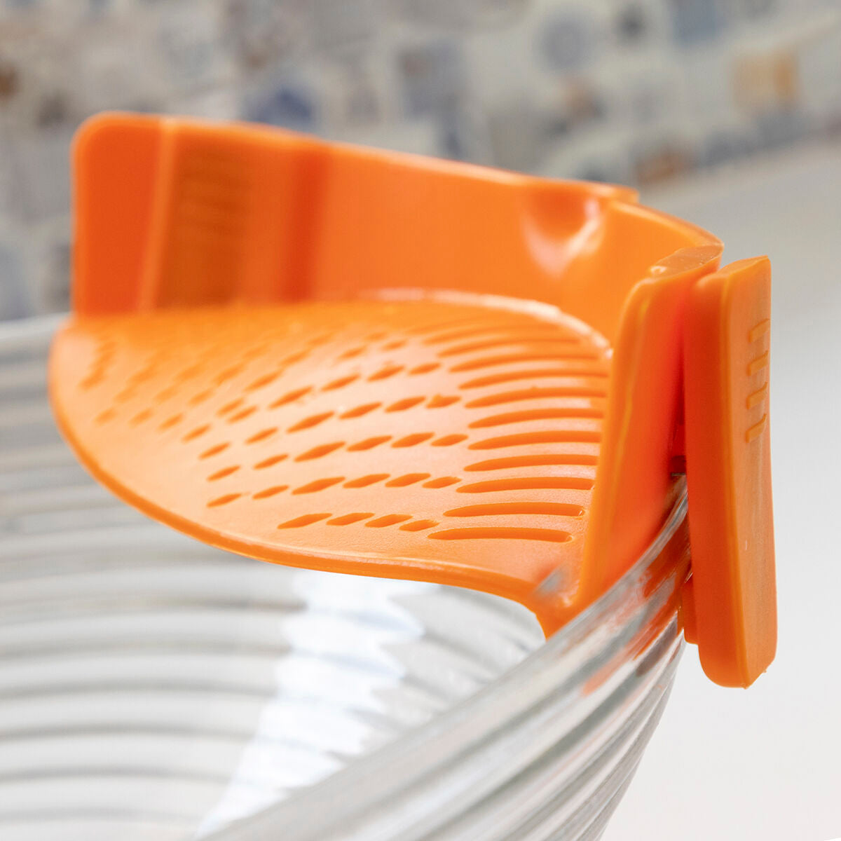 Égouttoir silicone pliable Pastrainer sur évier