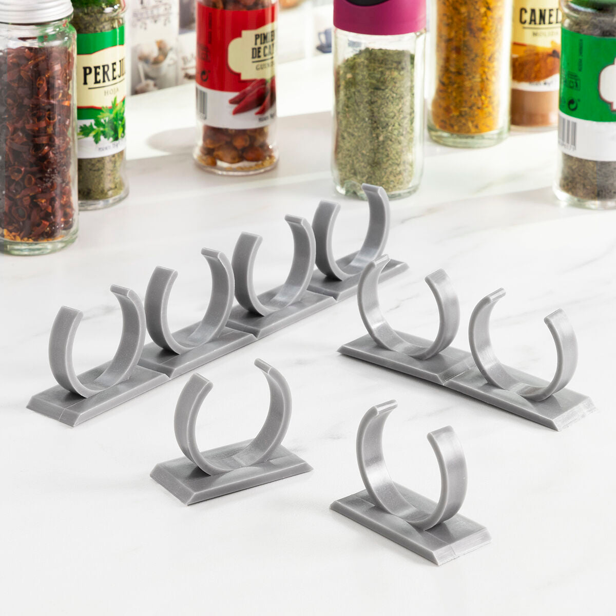 Cuisine bien rangée grâce au porte-épices adhésif divisible InnovaGoods