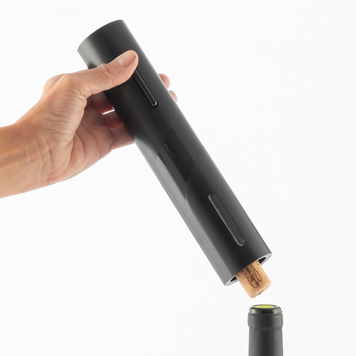 Ouverture facile d’une bouteille avec un outil ergonomique