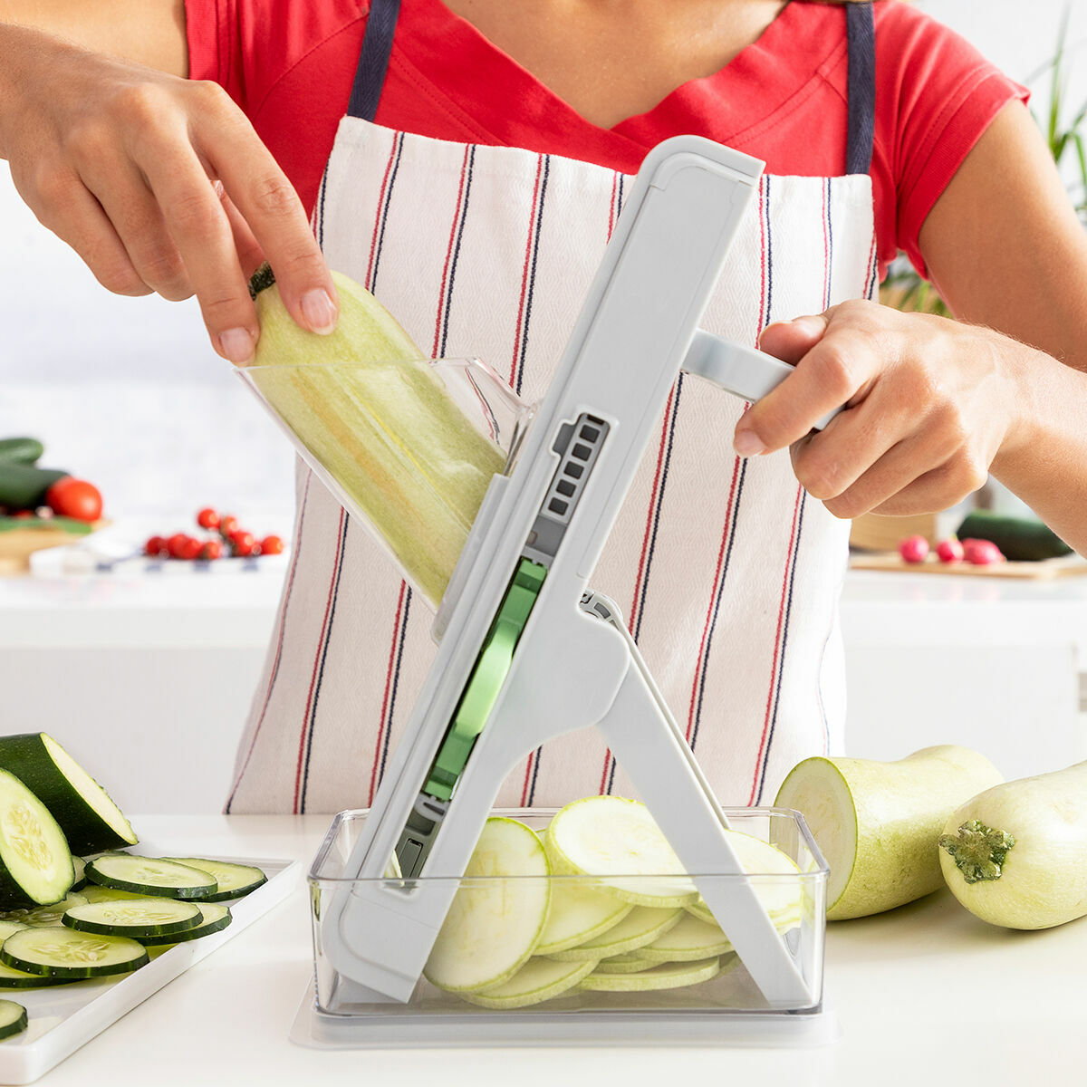 Mandoline coupe-légumes pliable avec récipient

