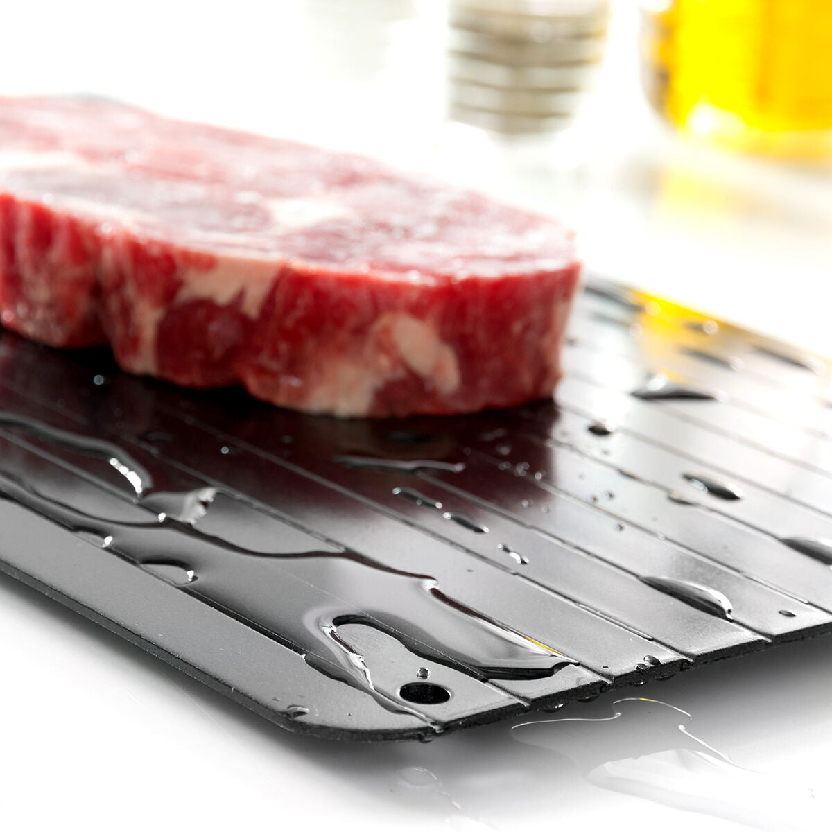 Viande sur la plaque de décongélation rapide Cozy en cours de dégivrage

