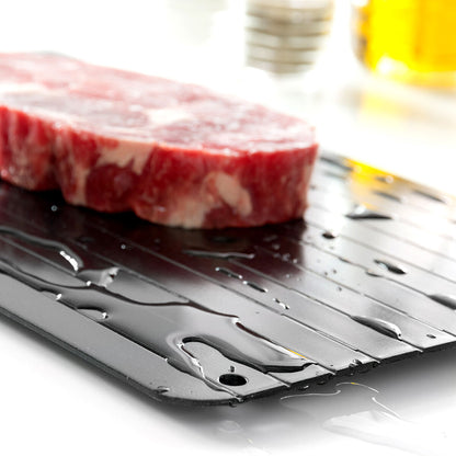 Viande sur la plaque de décongélation rapide Cozy en cours de dégivrage

