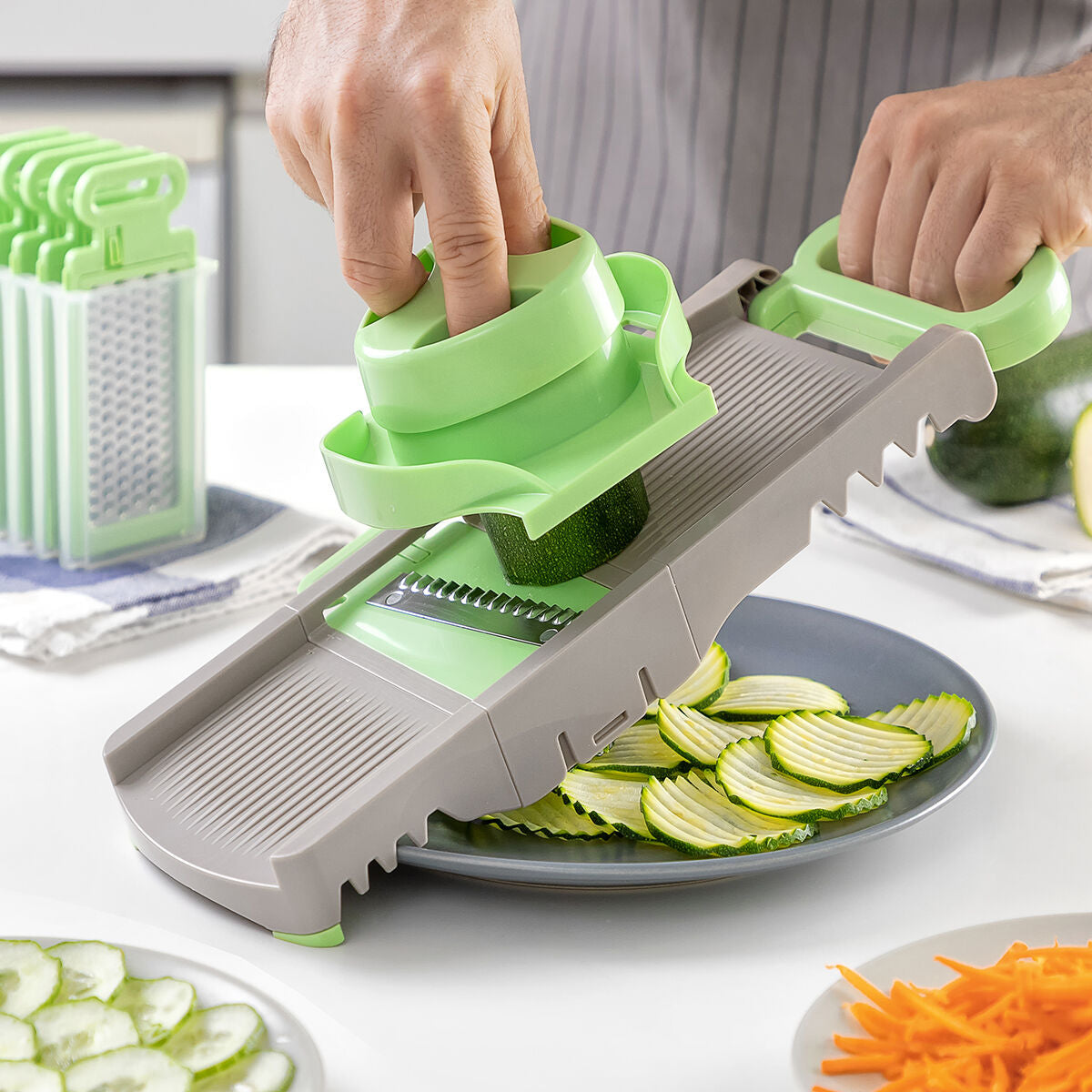Mandoline Râpe Pliable 6 en 1 InnovaGoods sur plan de travail

