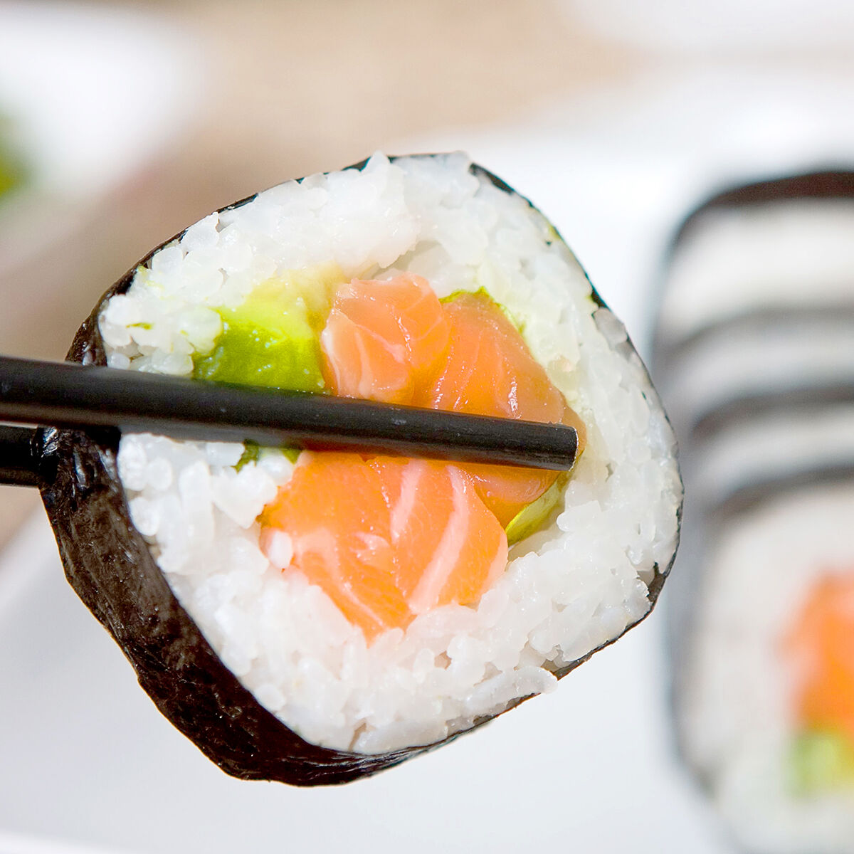 Préparation de makis avec le set sushi 3 pièces InnovaGoods avec recettes

