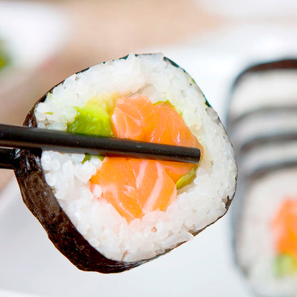 Préparation de makis avec le set sushi 3 pièces InnovaGoods avec recettes

