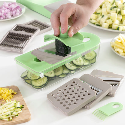 Découpe de légumes avec la Mandoline 7 en 1 InnovaGoods

