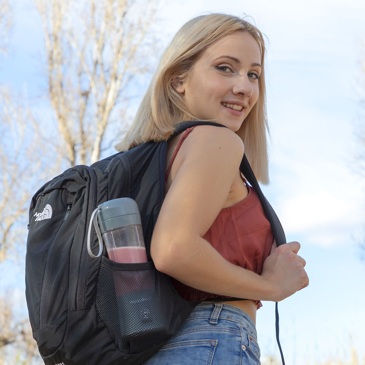 Mixeur portable rechargeable Innovagoods rempli de fruits frais

