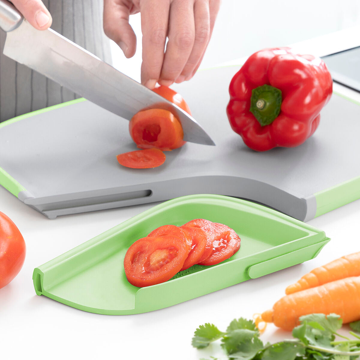 Utilisation de la planche à découper multifonction InnovaGoods en cuisine

