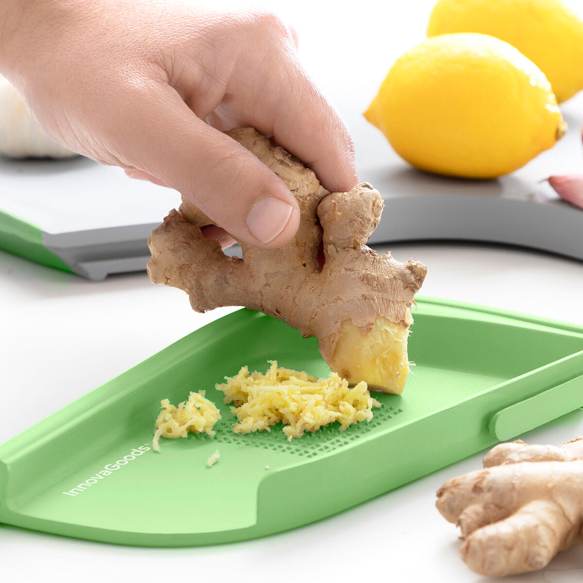 Râpe et planche de cuisine combinées

