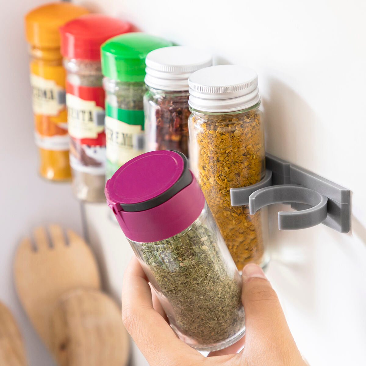 Organisation avec le porte-épices adhésif divisible InnovaGoods

