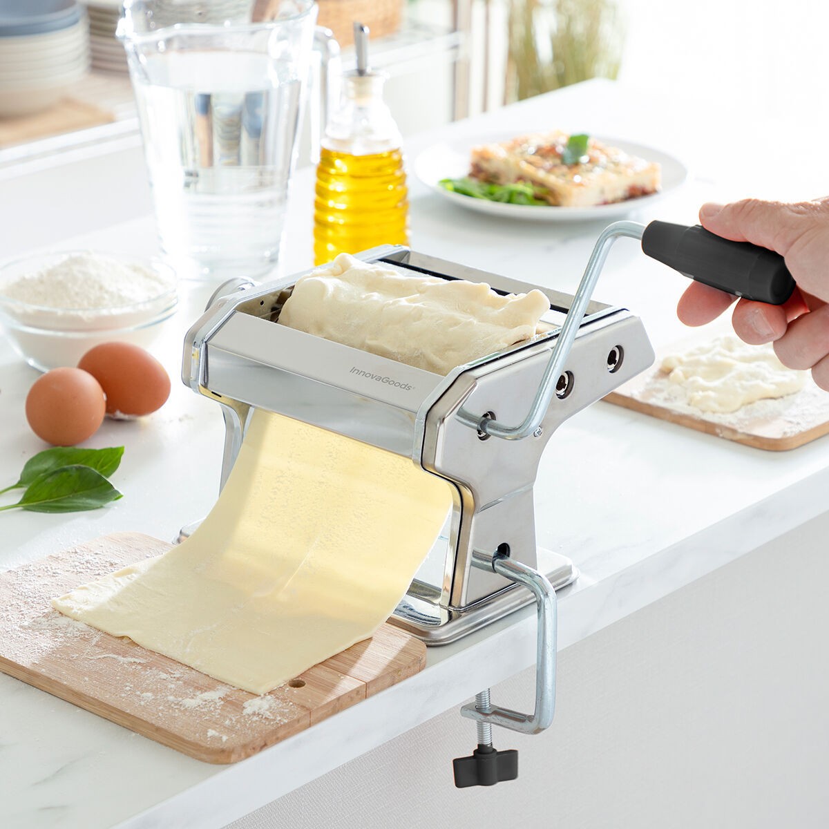 Machine à Pâtes Fraîches InnovaGoods en utilisation

