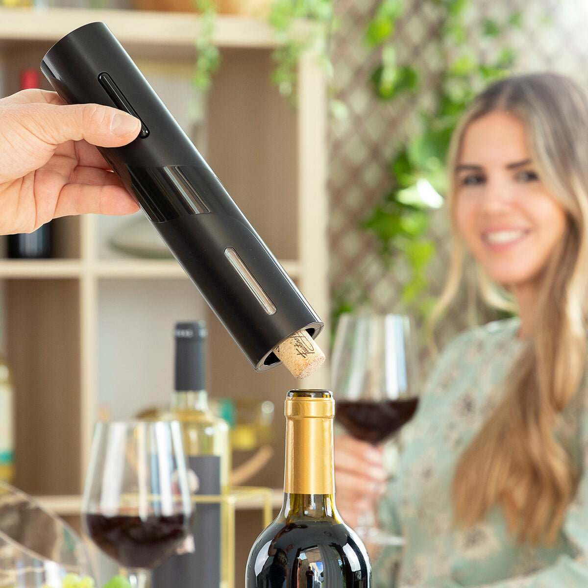 Utilisation du tire-bouchon électrique vin set complet sur une bouteille

